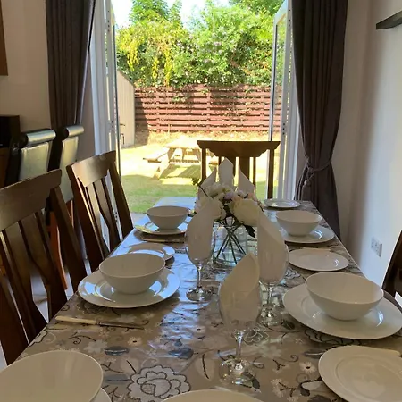 Beautiful 4 Bedroom Luxurious House Hébergement de vacances