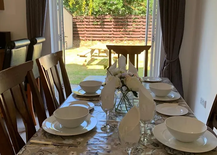 Beautiful 4 Bedroom Luxurious House Сasa de vacaciones